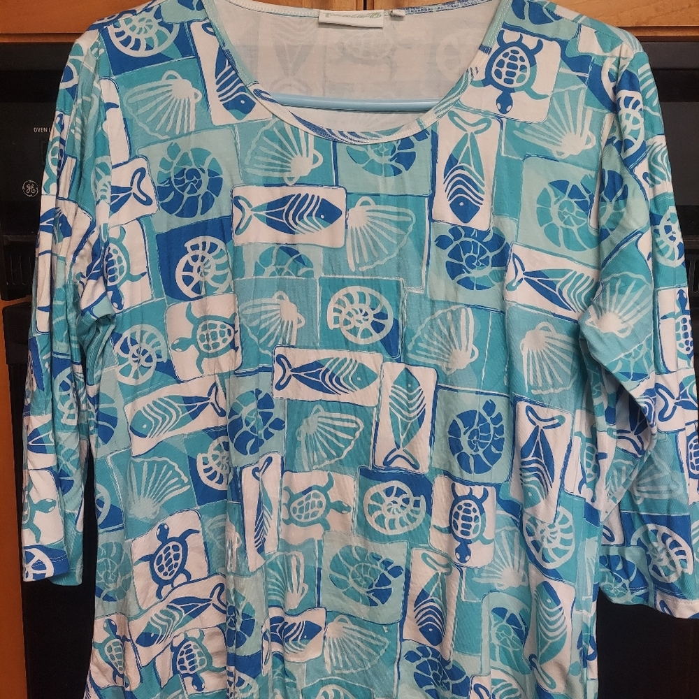 Lulu B Aloha Seashore Printed Angled Hi Low Hem Casual Top Easy Care Washwear - Picture 2 of 5